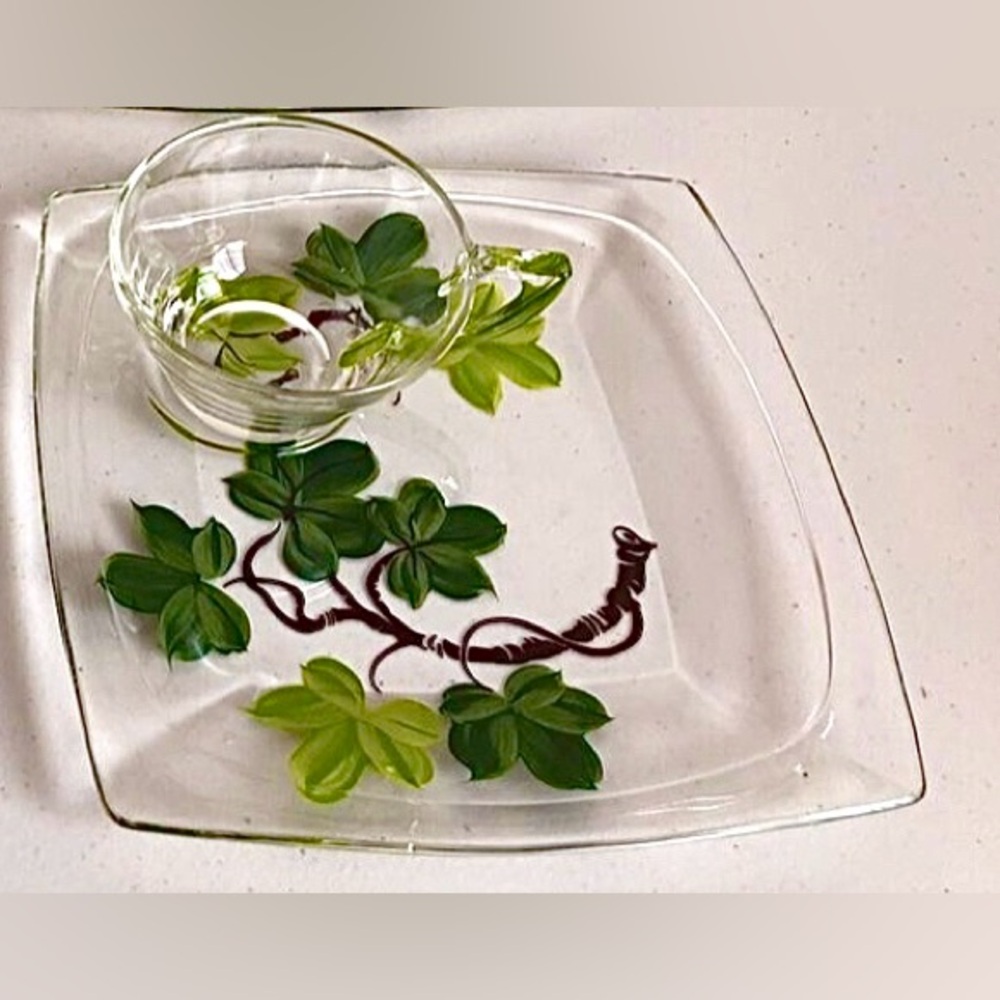 Vintage Hazel Atlas Frantasia plates w/ cups, (4) hand-painted green ivy design